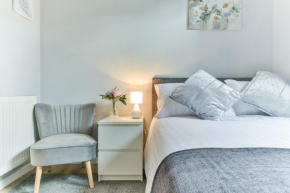 Royal Living Properties - 3 Bedroom Deluxe Bungalow, Hillingdon